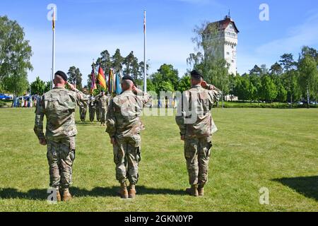 Im Vordergrund von links nach rechts, der 7. Army Training Command ankommende Kommandant der U.S. Army Brig. General Joseph E. Hilbert, U.S. Army Europe and Africa, der General Christopher G. Cavoli und den ausscheidenden 7. ATC-Kommandeur Brig kommandiert. Gen. Christopher R. Norrie grüßt den Farbschützer während der 7. ATC-Befehlswechselzeremonie in der Tower Barracks in Grafenwoehr, Deutschland, am 2. Juni 2021. Stockfoto