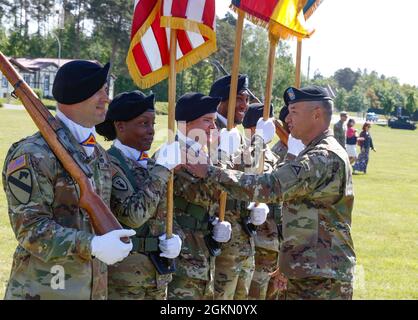 Befehl Sgt. Maj. Mark A. Morgan, rechts, spricht vor der 7. Armee-Ausbildungskommandokommandowechsel-Zeremonie am 2. Juni 2021 auf dem Tower Barrackes-Paradefeld, Grafenwoehr, Deutschland, mit dem Farbwächter der 7. Armee-Offiziersakademie. US Army Brig. General Joseph E. Hilbert, der zuvor bei der 7. ATC als Kommandant der Operations Group für das Joint Multinal Readiness Center in Hohenfels, Deutschland, gedient hatte, kehrte nach Bayern zurück, um das Kommando über die 7. ATC zu übernehmen. Stockfoto