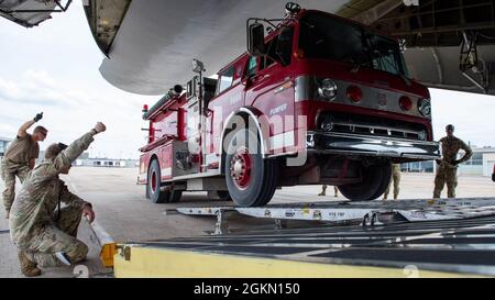 Mitglieder des 30th Aerial Port Squadron, der Niagara Falls Air Reserve Station, N.Y. und des 433rd Airlift Wings von der Joint Base San Antonio-Lackland, Texas, laden am 2. Juni 2021 einen gespendeten Feuerwehrwagen auf eine C-5 Galaxy am Niagara Falls International Airport. Der Feuerwehrwagen und zusätzliche humanitäre Hilfsgüter wurden von Global Medic aus Toronto, Kanada, gespendet und für Nicaragua bestimmt. Die Bemühungen wurden schließlich über das Denton-Programm für humanitäre Hilfe koordiniert. Stockfoto