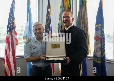 Brigadier D. Xavier Julián Isaac, Chef des Generalstabs der argentinischen Luftwaffe, überreichte am 2. Juni 2021 während eines Kommandobefehls im Clay National Guard Center eine Auszeichnung an den General der US-Armee, General Thomas Carden, den Adjutanten von Georgien. Die Befehlsbeschreibung informiert unsere staatlichen Partner, was die internationale Sicherheit verbessert, Interoperabilität und Partnerkapazität stärkt. Stockfoto