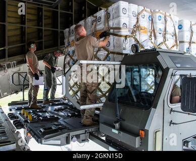 Mitglieder des 30. Aerial Port Squadron, der Niagara Falls Air Reserve Station, N.Y., und des 433. Luftlift-Flügels von der Joint Base San Antonio-Lackland, Texas, haben am 2. Juni 2021 humanitäre Hilfsgüter auf eine C-5 Galaxy am Niagara Falls International Airport gespendet. Ein Feuerwehrauto und zusätzliche humanitäre Hilfsgüter wurden von Global Medic aus Toronto, Kanada, gespendet und für Nicaragua bestimmt. Die Bemühungen wurden schließlich über das Denton-Programm für humanitäre Hilfe koordiniert. Stockfoto