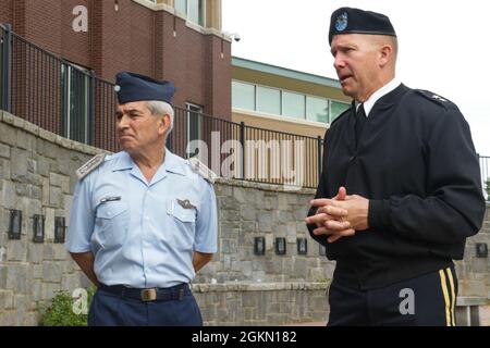 General Thomas Carden, der Adjutant General von Georgien, zeigt Brigadier D. Xavier Isaac, Generalstabschef der argentinischen Luftwaffe, die Clay Memorial Wall während eines Besuchs des State Partnership Program am 2. Juni 2021 im Clay National Guard Center. Die Befehlsbeschreibung informiert unsere staatlichen Partner, die die internationale Sicherheit verbessern, Interoperabilität aufbauen und die Partnerkapazität erweitern. Stockfoto