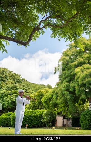 Ein Bugler, der der Navy Region Hawaii zugewiesen wurde, spielt den Bugel bei einer Beerdigung für Shelby Treadway, 25, von Manchester, Kentucky, der 3. Klasse von US Navy Gunner, auf dem National Memorial Cemetery of the Pacific, Honolulu, Hawaii, 2. Juni 2021. Treadway wurde der USS Oklahoma zugewiesen, die durch das Feuer japanischer Flugzeuge und mehrere Torpedo-Schläge das Schiff zum Kentern brachte und am 7. Dezember 1941 auf Ford Island, Pearl Harbor, zum Tod von mehr als 400 Besatzungsmitgliedern führte. Treadway wurde vor kurzem durch DNA-Analyse durch das DPAA-forensische Labor identifiziert und mit vollem Militar zur Ruhe gebracht Stockfoto