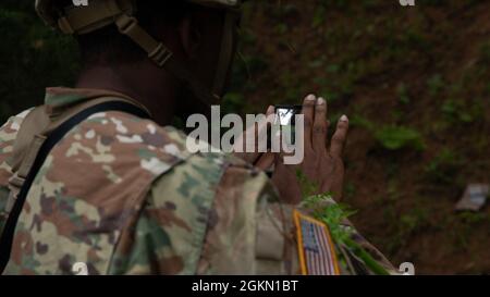 Sgt. Jamal Walker, ein Musiker, der der United States Army Japan zugewiesen wurde, brachte camoflage auf der Warrior Tasks and Battle Drills Lane während des United States Army Pacific Best Warrior Competition 2021 am 3. Juni 2021 in Camp Casey, Südkorea, auf sein Gesicht. Der USARPAC BWC 2021 ist ein einwöchiger Wettbewerb, der sich jährlich aus Wettbewerbern aus mehreren USARPAC-Einheiten zusammensetzt. In diesem Jahr wird der Wettbewerb aufgrund von COVID-19 im gesamten Indo-Pazifik-Raum stattfinden, wobei Teilnehmer physische Veranstaltungen an ihrer Heimatstation durchführen und an einem virtuellen Wissensboard teilnehmen, das vom USARPAC Command Serg geleitet wird Stockfoto