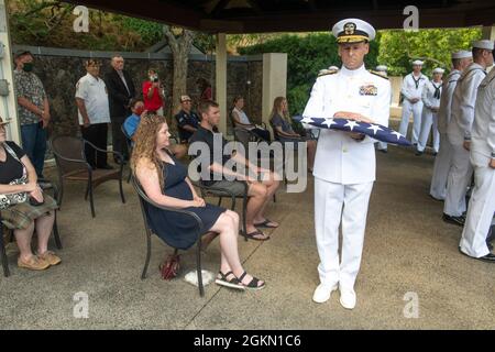 Sarah Adams, Urgroßmutter von Shelby Treadway (25) der US Navy Gunner’s Mate 3rd Class aus Manchester, Kentucky, wird während der Beerdigung ihres Großonkels auf dem National Memorial Cemetery of the Pacific, Honolulu, Hawaii, am 2. Juni 2021 von Matrosen der Navy Region Hawaii eine Flagge überreicht. Treadway wurde der USS Oklahoma zugewiesen, die durch das Feuer japanischer Flugzeuge und mehrere Torpedo-Schläge das Schiff zum Kentern brachte und am 7. Dezember 1941 auf Ford Island, Pearl Harbor, zum Tod von mehr als 400 Besatzungsmitgliedern führte. Treadway wurde kürzlich durch DNA-Analyse durch die DPAA identifiziert Stockfoto