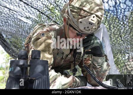 Spc. Castulo Molina, 4th Infantry Brigade Combat Team (Airborne), 25th Infantry Division, liest einen SPOTBERICHT über ein Radio am 2. Juni auf der Joint Base Elmendorf-Richardson. Der USARPAC BWC 2021 ist ein einwöchiger Wettbewerb, der sich jährlich aus Wettbewerbern aus mehreren USARPAC-Einheiten zusammensetzt. In diesem Jahr wird der Wettbewerb aufgrund von COVID-19 im gesamten Indo-Pazifik-Raum stattfinden, wobei Teilnehmer physische Veranstaltungen auf ihrer Heimatstation durchführen und an einem virtuellen Wissensboard teilnehmen, das vom USARPAC Command Sergeant Major geleitet wird. Die nicht beauftragten Offiziere und Junior-Soldaten werden im sev ausgewertet Stockfoto