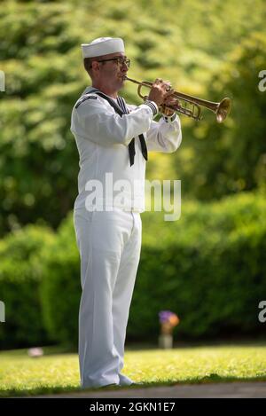 Ein Bugler, der der Navy Region Hawaii zugewiesen wurde, spielt den Bugel bei einer Beerdigung für Shelby Treadway, 25, von Manchester, Kentucky, der 3. Klasse von US Navy Gunner, auf dem National Memorial Cemetery of the Pacific, Honolulu, Hawaii, 2. Juni 2021. Treadway wurde der USS Oklahoma zugewiesen, die durch das Feuer japanischer Flugzeuge und mehrere Torpedo-Schläge das Schiff zum Kentern brachte und am 7. Dezember 1941 auf Ford Island, Pearl Harbor, zum Tod von mehr als 400 Besatzungsmitgliedern führte. Treadway wurde vor kurzem durch DNA-Analyse durch das DPAA-forensische Labor identifiziert und mit vollem Militar zur Ruhe gebracht Stockfoto