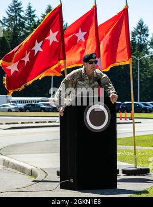 LT. General Randy A. George, scheidender Generalkommandant des ersten amerikanischen Korps, gibt während seines Auftretens der Befehlszeremonie auf der Joint Base Lewis-McChord, Washington, am 2. Juni 2021 Kommentare ab. George, der im Februar 2020 das Kommando über das erste Korps übernahm, wird zum Senior Military Assistant des Verteidigungsministers der Vereinigten Staaten übergehen. Stockfoto