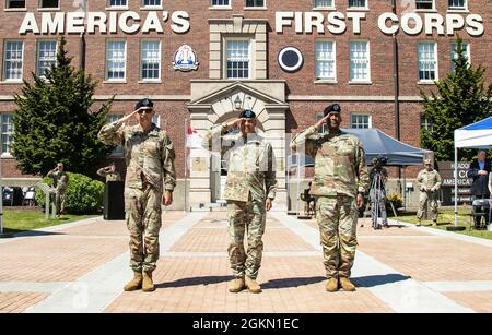 LT. General Randy A. George, scheidender Kommandeur des ersten amerikanischen Korps, links, Maj. General Xavier Brunson, interimistischer Kommandeur des ersten amerikanischen Korps, rechts, Und General Michael X. Garrett, Kommandant des United States Forces Command, Center, ehrt während einer Zeremonie zur Übergabe des Kommandos auf der Joint Base Lewis-McChord, Washington, am 2. Juni 2021. George gab das Kommando über das erste amerikanische Korps auf, um zum Senior Military Assistant für den Verteidigungsminister der Vereinigten Staaten zu werden. Stockfoto