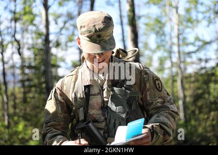 Spc. Castulo Molina, 4th Infantry Brigade Combat Team (Airborne) 25th Infantry Division, schreibt in seinem Notizbuch June 2 über das Trainingsgebiet 412 auf der Joint Base Elmendorf-Richardson. Der USARPAC BWC 2021 ist ein einwöchiger Wettbewerb, der sich jährlich aus Wettbewerbern aus mehreren USARPAC-Einheiten zusammensetzt. In diesem Jahr wird der Wettbewerb aufgrund von COVID-19 im gesamten Indo-Pazifik-Raum stattfinden, wobei Teilnehmer physische Veranstaltungen auf ihrer Heimatstation durchführen und an einem virtuellen Wissensboard teilnehmen, das vom USARPAC Command Sergeant Major geleitet wird. Die nicht beauftragten Offiziere und Junior-Soldaten sind evalua Stockfoto