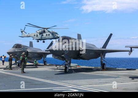US-Marineinfanteristen mit Marine Fighter Attack Squadron (VMFA) 211 und Personal der Royal Air Force und Royal Navy mit dem United Kingdoms 617 Squadron vervollständigen Startchecklisten für F-35B Lightning IIS an Bord von Queen Elizabeth, bevor sie Missionen mit der französischen Marine (Marine Nationale) trainieren Charles de Gaulle Carrier Strike Group. VMFA-211 wird an Bord der HMS Queen Elizabeth als Teil der britischen Carrier Strike Group (CSG) 21 eingesetzt. Der Transit des CSG21 über das Mittelmeer bietet die Möglichkeit, mit unseren NATO-Alliierten und regionalen Partnern zu trainieren und zu trainieren Stockfoto