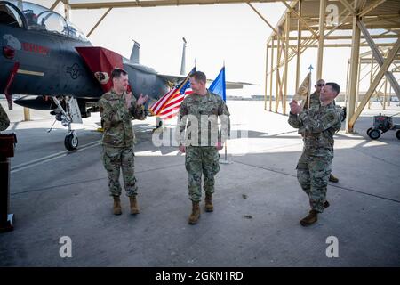 Oberst Jason Purcell (Mitte) der US Air Force, Kommandant des 380. Expeditionary Aircraft Maintenance Squadron (EAMXS), wird von Oberst Joseph D. Deporter (links), Kommandant der 380. Expeditionary Maintenance Group, begrüßt. Und LT. Col. Todd Murray (rechts) während der EAMXS-Zeremonie zur Befehlsänderung auf dem Luftwaffenstützpunkt Al Dhafra, Vereinigte Arabische Emirate, 2. Juni 2021. Purcell übernahm das Kommando über die 380. EAMXS von Murray früher in der Zeremonie. Stockfoto