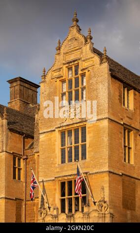 Großbritannien, England, Oxfordshire, Banbury, Wroxton Abbey, Flaggen der British Union und der USA vor dem Eingang des britischen Campus der Fairleigh Dickinson University of Stockfoto