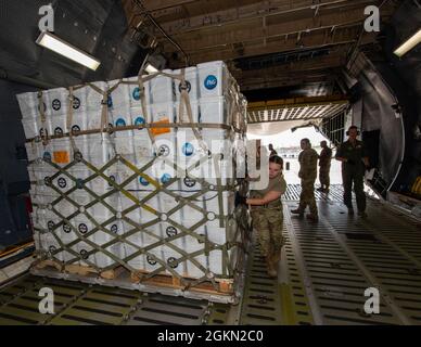 Mitglieder des 30th Aerial Port Squadron, der Niagara Falls Air Reserve Station, N.Y. und des 433rd Airlift Wings von der Joint Base San Antonio-Lackland, Texas, haben am 2. Juni 2021 humanitäre Hilfsgüter auf eine C-5 Galaxy am Niagara Falls International Airport gespendet. Global Medic aus Toronto, Kanada, stiftete einen Feuerwehrwagen und zusätzliche humanitäre Hilfsgüter und koordinierte sie über das Denton Humanitarian Assistance Program für Nicaragua. Stockfoto