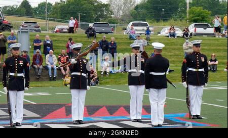 Der Silent Drill Platoon des US Marine Corps hielt am 2. Juni 2021 seine Abschlussaufführung für Recruiting Station (RS) Cleveland in der Pro Football Hall of Fame in Canton, Ohio. Die Marines wurden durch die Hall of Fame geführt und lernten den CEO Carl David Baker nach ihrer Reise von Detroit nach Canton kennen. Stockfoto