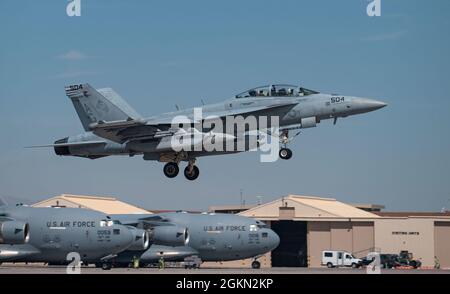 Ein US-Navy EA-18G-Flugzeug, das dem Naval Aviation Warfighting Development Center auf der Naval Air Station Fallon, Nevada, zugewiesen wurde, hebt während einer Übung zur Integration der US Air Force Weapons School auf der Nellis AFB, Nevada, am 2. Juni 2021 ab. Der EA-18G Growler ist eine Variante der F/A-18-Flugzeugfamilie, die die bewährte F/A-18F Super Hornet-Plattform mit einer ausgeklügelten elektronischen Kampfgruppe kombiniert. Stockfoto