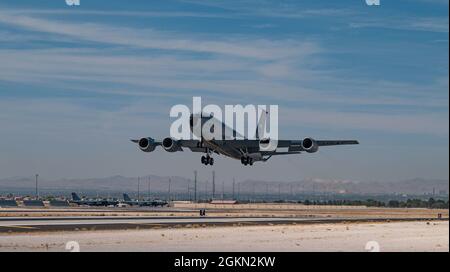 Ein KC-135-Stratotanker, der dem 509. Waffenteam, dem Luftwaffenstützpunkt Fairchild, Washington, zugewiesen wurde, hebt während einer Integrationsübung der US Air Force Weapons School auf der Nellis AFB, Nevada, am 2. Juni 2021 ab. Die KC-135 bietet die Kernkapazität für die Luftwaffe der Vereinigten Staaten und zeichnet sich seit mehr als 60 Jahren aus. Stockfoto