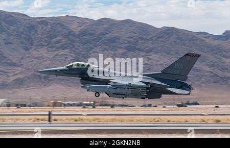 Ein F-16C Falcon-Kampfjet, der dem 16. Waffenteam zugewiesen wurde, wartet auf den Start während einer Übung zur Integration der US-Luftwaffe in die Nellis AFB, Nevada, am 2. Juni 2021. Die Weapons School bietet zahlreiche Einheiten akademische und beratende Unterstützung und verbessert jedes Jahr die Ausbildung von Luftwaffen der Luftwaffe, des Verteidigungsministeriums und der alliierten Dienste der USA. Stockfoto