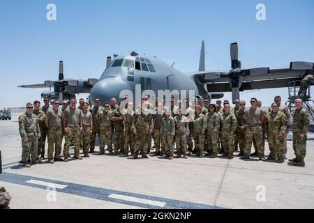 Mitglieder der U.S. Air Force, der Space Force und anderer Mitglieder des Al Dhafra Air Base, Vereinigte Arabische Emirate, posieren für ein Gruppenfoto mit Brig. General Larry R. Broadwell, Kommandant des 380. Air Expeditionary Wings (AEW), nachdem er seinen Fini-Flug am 2. Juni 2021 abgeschlossen hatte. Broadwell ist seit Juni 2020 Kommandant der 380. AEW. Stockfoto