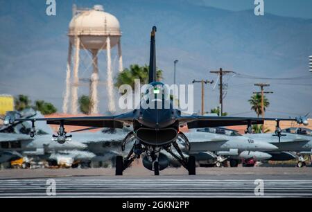 Ein F-16 Fighting Falcon Kampfjet, der dem 64. Aggressor Squadron zugewiesen wurde, Taxis auf der Fluglinie während einer US-amerikanischen Waffenschule Stockfoto