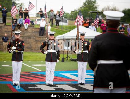 U.S. Marines mit dem Silent Drill Platoon treten am 2. Juni 2021 in der Pro Football Hall of Fame in Canton, Ohio, auf. Der Silent Drill Platoon tourte durch Michigan und Ohio, um das Bewusstsein zu schärfen und die Gemeinschaft dazu zu motivieren, die Rekrutierungsbemühungen des Marine Corps zu unterstützen. Stockfoto