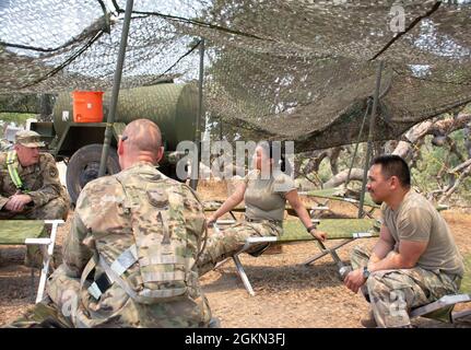 Armeechaplan (Capt.) David Martin von der 561st Regional Support Group aus Omaha, NE, spricht mit Soldaten der 477th Transportation Company aus Marysville, WA 2. Juni 2021 auf einem Trainingsgelände in Ft. Hunter Liggett, Kalifornien. Kaplan Martin pflegt den Lebensunterhalt durch religiöse Dienste, Beratung und Führung. Das Kaplan-Korps schwört, die Gefallenen zu ehren, für die Verwundeten zu sorgen und die Lebenden zu ernähren. Stockfoto