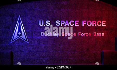 Das Schild der US Space Force, das den neuen Namen der Basis enthüllt, ist auf der Buckley Air Force Base, Colorado, 2. Juni 2021 beleuchtet. Die Umbenennungszeremonie der Basis, die den Namen in Buckley Space Force Base änderte, fand am 4. Juni statt und wurde von der Zeremonie zur Übernahme des Kommandos durch die Buckley Garrison gefolgt. Stockfoto