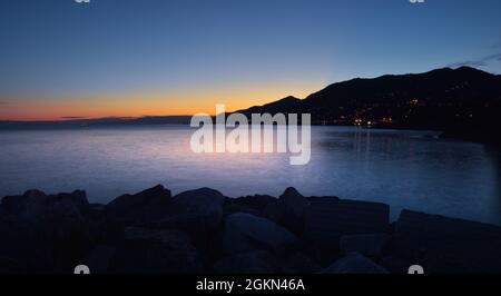 Schöner Sonnenuntergang an der ligurischen Küste in Camogli Stockfoto