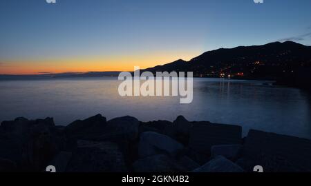 Schöner Sonnenuntergang an der ligurischen Küste in Camogli Stockfoto