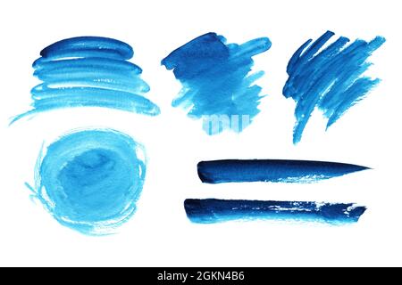 Sammlung von blauen Aquarell-Pinselstrichen isoliert auf weißem Hintergrund. Ausdrucksstarke Tintenflecken. Stockfoto