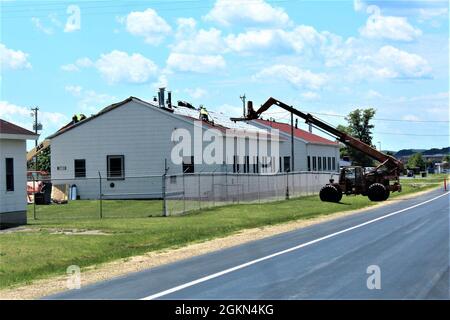 Bauunternehmer ersetzen das Dach am 2. Juni 2021 in Gebäude 1261 im Kantonspark in Fort McCoy, Wisconsin. Zwei Bauunternehmer ersetzen das Dach an mehr als 20 Gebäuden bei der Installation. Nach Angaben der Direktion für Öffentliche Arbeiten, der für die Koordinierung des Baus zuständigen Behörde, werden die Arbeiten bis in den Sommer und bis in den Herbst dauern. Stockfoto