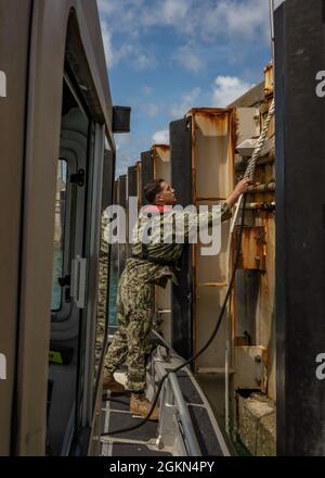 WHITE BEACH, Japan (Jun. 10, 2021) Boatswain's Mate 2nd Class Damian Bowlin, dem Kommandanten, Fleet Activities Okinawa, zugewiesen, befestigt ein Utility-Boot im kleinen Bootsbecken bei White Beach Naval Facility, Okinawa, Japan, 10. Juni 2021. Stockfoto