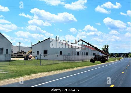 Bauunternehmer ersetzen das Dach am 2. Juni 2021 in Gebäude 1261 im Kantonspark in Fort McCoy, Wisconsin. Zwei Bauunternehmer ersetzen das Dach an mehr als 20 Gebäuden bei der Installation. Nach Angaben der Direktion für Öffentliche Arbeiten, der für die Koordinierung des Baus zuständigen Behörde, werden die Arbeiten bis in den Sommer und bis in den Herbst dauern. Stockfoto