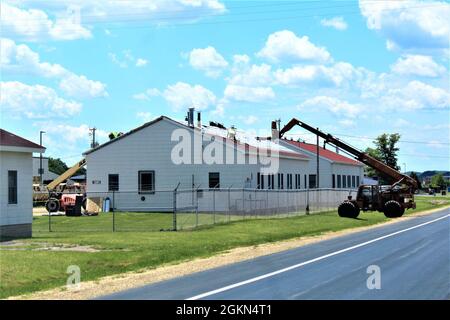 Bauunternehmer ersetzen das Dach am 2. Juni 2021 in Gebäude 1261 im Kantonspark in Fort McCoy, Wisconsin. Zwei Bauunternehmer ersetzen das Dach an mehr als 20 Gebäuden bei der Installation. Nach Angaben der Direktion für Öffentliche Arbeiten, der für die Koordinierung des Baus zuständigen Behörde, werden die Arbeiten bis in den Sommer und bis in den Herbst dauern. Stockfoto