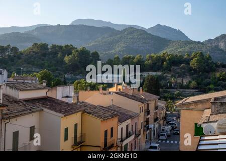 Serra de Tramuntana von der kleinen Stadt Selva auf Mallorca, Spanien aus gesehen Stockfoto