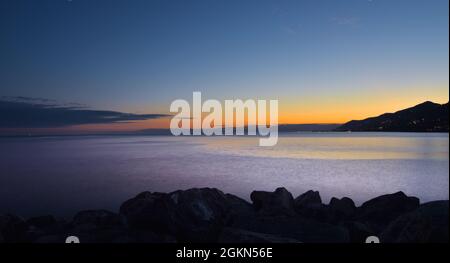 Schöner Sonnenuntergang an der ligurischen Küste in Camogli Stockfoto