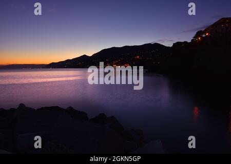 Schöner Sonnenuntergang an der ligurischen Küste in Camogli Stockfoto