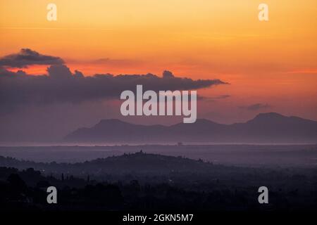 Dramatischer Sonnenaufgang über dem Nordosten Mallorcas, Spanien Stockfoto