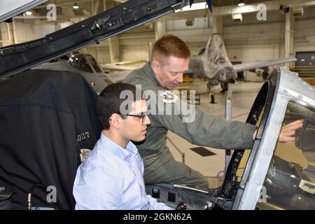 Die Führung des 442d Fighter Wings und Mitarbeiter aus dem Büro von Senator Josh Hawley posieren für ein Foto vor einem A-10 Thunderbolt II 3. Juni 2021 auf der Whiteman Air Force Base, Mo. von links, Chief Master Sgt. Dundas, der amtierende Kommandochef der FW 442; Brig. General Michael Shultz, der Kommandeur der FW 442; Herr Alex Velez-Green, der nationale Sicherheitsberater von Senator Hawley; Frau Nikita Mann, die militärische gesetzgebende Assistentin von Senator Hawley; Maj. John Meyer, ein Verteidigungskollege von Senator Hawley; Oberst Michael Leonas, der Kommandeur der 442d Operations Group; Und Col. Dave Black, der Comp Stockfoto