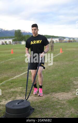 Spc. Castulo Molina, 4th Infantry Brigade Combat Team (Airborne) 25th Infantry Division, zieht am 3. Juni einen Schlitten für den Army Combat Fitness Test in der Nähe des Buckner Fitness Centers am Joint Base Elmendorf-Richardson, Alaska. Der USARPAC BWC 2021 ist ein einwöchiger Wettbewerb, der sich jährlich aus Wettbewerbern aus mehreren USARPAC-Einheiten zusammensetzt. In diesem Jahr wird der Wettbewerb aufgrund von COVID-19 im gesamten Indo-Pazifik-Raum stattfinden, wobei Teilnehmer physische Veranstaltungen auf ihrer Heimatstation durchführen und an einem virtuellen Wissensboard teilnehmen, das vom USARPAC Command Sergeant Major geleitet wird. Die nicht beauftragten Offiziere a Stockfoto