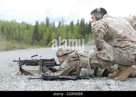 Spc. Castulo Molina, 4th Infantry Brigade Combat Team (Airborne), 25th Infantry Division, feuert den M249 vom 3. Juni aus der Schießposition auf dem Grazelka Range auf der Joint Base Elmendorf-Richardson. Der USARPAC BWC 2021 ist ein einwöchiger Wettbewerb, der sich jährlich aus Wettbewerbern aus mehreren USARPAC-Einheiten zusammensetzt. In diesem Jahr wird der Wettbewerb aufgrund von COVID-19 im gesamten Indo-Pazifik-Raum stattfinden, wobei Teilnehmer physische Veranstaltungen auf ihrer Heimatstation durchführen und an einem virtuellen Wissensboard teilnehmen, das vom USARPAC Command Sergeant Major geleitet wird. Die nicht beauftragten Offiziere und Junior enliste Stockfoto