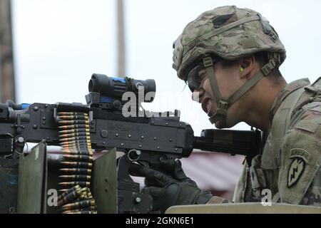 Spc. Castulo Molina, 4th Infantry Brigade Combat Team (Airborne), 25th Infantry Division, feuert am 3. Juni die M240B auf dem Grazelka Range auf der Joint Base Elmendorf-Richardson. Der USARPAC BWC 2021 ist ein einwöchiger Wettbewerb, der sich jährlich aus Wettbewerbern aus mehreren USARPAC-Einheiten zusammensetzt. In diesem Jahr wird der Wettbewerb aufgrund von COVID-19 im gesamten Indo-Pazifik-Raum stattfinden, wobei Teilnehmer physische Veranstaltungen auf ihrer Heimatstation durchführen und an einem virtuellen Wissensboard teilnehmen, das vom USARPAC Command Sergeant Major geleitet wird. Die unbeauftragten Offiziere und Junior-Soldaten werden an sich ausgewertet Stockfoto