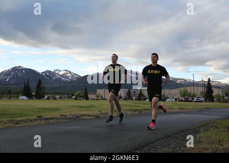 Sgt. Adam Krauland (links) und SPC. Castulo Molina (rechts), 4th Infantry Brigade Combat Team, 25th Infantry Division, führt am 3. Juni ihren 2 Meilen langen Army Combat Fitness Test auf der Joint Base Elmendorf-Richardson durch. Der USARPAC BWC 2021 ist ein einwöchiger Wettbewerb, der sich jährlich aus Wettbewerbern aus mehreren USARPAC-Einheiten zusammensetzt. In diesem Jahr wird der Wettbewerb aufgrund von COVID-19 im gesamten Indo-Pazifik-Raum stattfinden, wobei Teilnehmer physische Veranstaltungen auf ihrer Heimatstation durchführen und an einem virtuellen Wissensboard teilnehmen, das vom USARPAC Command Sergeant Major geleitet wird. Die nicht beauftragten Offiziere und j Stockfoto