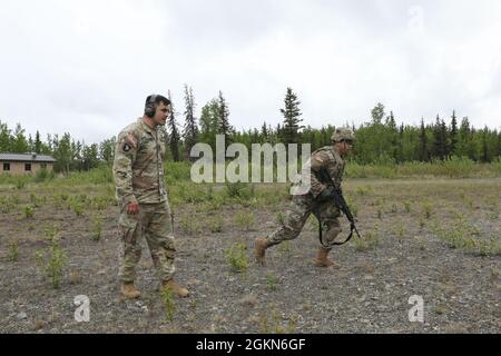 Spc. Castulo Molina, 4th Infantry Brigade Combat Team (Airborne), 25th Infantry Division, rennt am 3. Juni auf dem Grazelka Range auf der Joint Base Elmendorf-Richardson, Alaska, zu seiner Schussposition. Der USARPAC BWC 2021 ist ein einwöchiger Wettbewerb, der sich jährlich aus Wettbewerbern aus mehreren USARPAC-Einheiten zusammensetzt. In diesem Jahr wird der Wettbewerb aufgrund von COVID-19 im gesamten Indo-Pazifik-Raum stattfinden, wobei Teilnehmer physische Veranstaltungen auf ihrer Heimatstation durchführen und an einem virtuellen Wissensboard teilnehmen, das vom USARPAC Command Sergeant Major geleitet wird. Die nicht beauftragten Offiziere und Junior-Soldaten Stockfoto