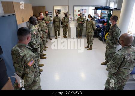 Sgt. Belinda Farias (3. Von rechts) gibt einen Überblick über die Physiotherapie-Abteilung der Baumholder Army Health Clinic an LT. Gen. R. Scott Dingle (2. Von links), den 45. Chirurgen General der United States Army und Kommandierenden General, United States Army Medical Command. Stockfoto