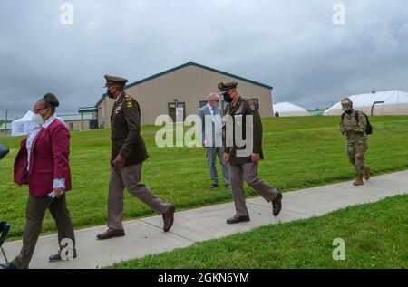 Brig. General Dale Lyles, Indiana Adjutant General, und LT. General Gary Brito, Army Deputy Chief of Staff, stehen vor der Gedenkfeier für fünf im Ausland am 3. Juni 2021 im Camp Atterbury getötete Personen für ein Foto. Mitarbeiter der US Army Expeditionary Civilian Workforce ehrten vier ihrer eigenen, die am Mittwoch, den 3. Juni, um 10 Uhr, bei Zeremonien im Lager der Indiana National Guard in Atterbury durch feindliche Feuer im Irak und in Afghanistan getötet wurden Stockfoto