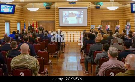 Brig. General Dale Lyles, Adjutant General von Indiana, und Generalleutnant Gary Brito, stellvertretender Stabschef der Armee, sprechen während der Gedenkfeier für fünf im Ausland am 3. Juni 2021 im Lager Atterbury getötete Personen. Mitarbeiter der US Army Expeditionary Civilian Workforce ehrten vier ihrer eigenen, die am Mittwoch, den 3. Juni, um 10 Uhr, bei Zeremonien im Lager der Indiana National Guard in Atterbury durch feindliche Feuer im Irak und in Afghanistan getötet wurden Stockfoto