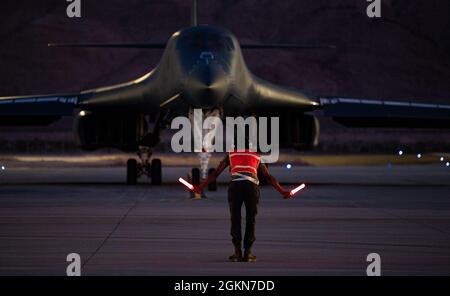 Der Flieger Lonnie Lewis, der dem 7. Bombenflügel auf der Dyess Air Force Base, Texas, zugewiesen wurde, startet einen B-1B Lancer-Bomber für eine US Air Force Weapons School Stockfoto