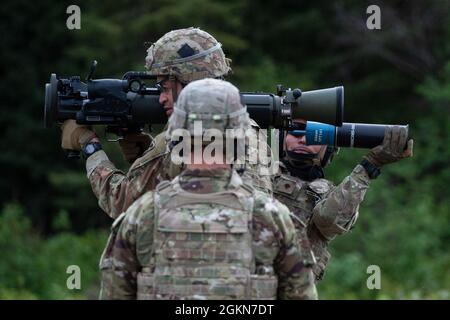 Fallschirmjäger der Armee, die Blackfoot Company, 1. Bataillon, 501. Fallschirmjäger-Regiment, 4. Infanterie-Brigade-Kampfteam (Airborne), 25. Infanterie-Division, U.S. Army Alaska, zugewiesen sind, betreiben das M3 Multi-Role Anti-Armor Anti-Personnel Weapon System (MAAWS) während eines Live-Fire Trainings auf der Joint Base Elmendorf-Richardson, Alaska, 3. Juni 2021. Das MAAWS, auch bekannt als Carl Gustaf, ist ein vom Menschen tragbares, wiederverwendbares, zerschmetterloses 84-mm-Rückstoß-Gewehr, das in der Lage ist, bis zu 700 Meter entfernt Personen und gepanzerte Ziele zu zerstören. Die Fallschirmjäger führten das Live-Feuer-Training durch, um ihre Profici zu schärfen Stockfoto