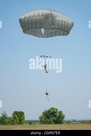 2 PARA, ein Fallschirmjäger der britischen Armee, der Charlie (Bruneval) Company zugewiesen wurde, bereitet sich auf die Landung in der Juliet Drop Zone während eines anhaltenden Flugtrainings vor, 3. Juni 2021. Dieses Training gab allen teilnehmenden Fallschirmjägern die Möglichkeit, voneinander zu lernen und sich gegenseitig Taktiken, Techniken und Verfahren zu sehen. Die 173. Airborne Brigade ist die Krisenreaktionstruppe der US-Armee in Europa und stellt schnell einsatzfähige Truppen für die Verantwortungsbereiche der Vereinigten Staaten Europa, Afrika und Central Command bereit. Die Brigade, die in ganz Italien und Deutschland eingesetzt wird, trainiert routinemäßig neben der NATO Stockfoto